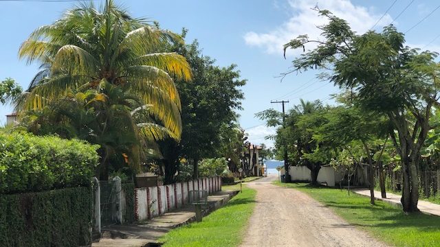 CASA COM 3/4 TENDO 2 SUÍTES EM COND. EM PONTA DE AREIA