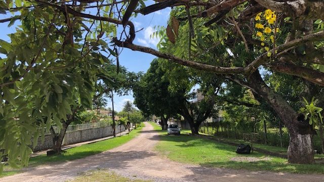 CASA COM 3/4 TENDO 2 SUÍTES EM COND. EM PONTA DE AREIA