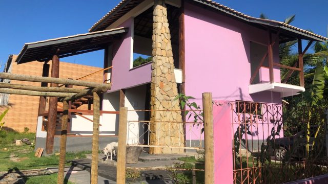 CASA COM 3/4 TENDO 2 SUÍTES EM COND. EM PONTA DE AREIA