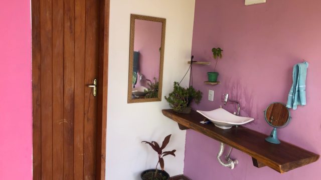 CASA COM 3/4 TENDO 2 SUÍTES EM COND. EM PONTA DE AREIA