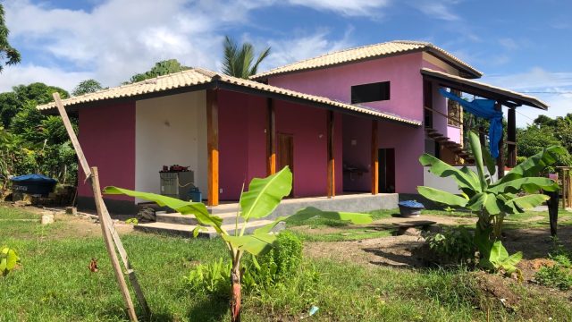 CASA COM 3/4 TENDO 2 SUÍTES EM COND. EM PONTA DE AREIA